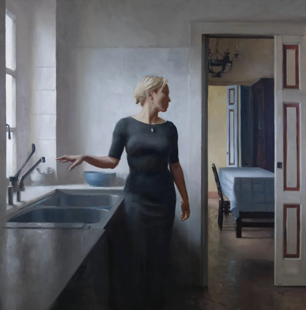 肯尼·哈里斯是一位美国当代具象画家，以富有力量感的笔触与厚重油彩的人物绘画而受到关注。他的创作建立在扎实的写实基础之上，同时融入更为直接和表现性的绘画方式，使作品在结构严谨与情绪表达之间形成张力。