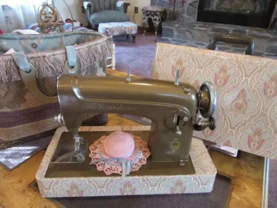 Westinghouse 1950s 便携式Sewing Machine
花朵手提外盒也是十分美～