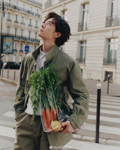 LACOSTE：
#鳄趣味#
滑进自在日常
@UNIQ-王一博 游走都市街巷，卡其绿夹克邂逅同色休闲裤，勾勒利落轮廓。舒适休闲鞋加持，尽显随性风度。
#Lacoste生动在场# #LACOSTE2026春夏系列# #LACOSTE品牌全球代言人王一博#