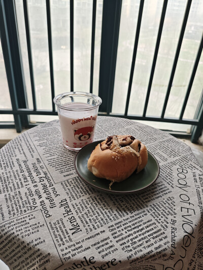 1.6 草莓爆爆珠牛奶 豆沙面包