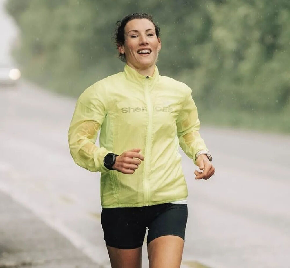 英国超级马拉松运动员
苏菲·鲍尔（Sophie Power）
2022年她成立SheRACES组织，
该组织旨在推动女性在体育领域的变革，
吸引和重视更多女性参与比赛。
