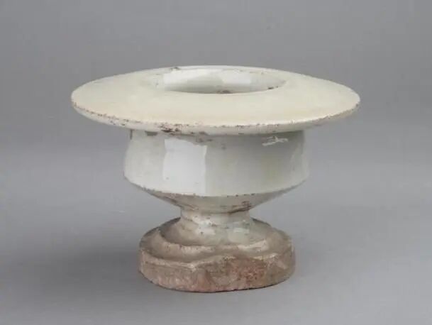 辽 缸瓦窑白釉烛台（行炉）
河北博物院藏
