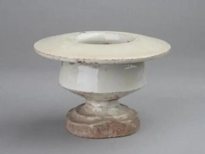 辽 缸瓦窑白釉烛台（行炉）
河北博物院藏
