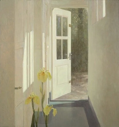 在荷兰画家Jan van der Kooi的油画中，仿佛可以听见微风和阳光窸窣的声音，墙壁、地板和窗帘的白色被阳光烘得发暖，大片慷慨的柔白色光影弥漫出诗意与沉静，画面中出现的鲜花、篮筐都显得那么悠然和恰当，传递出无尽…