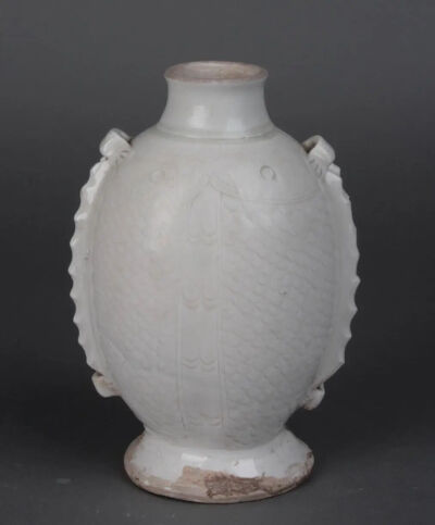 唐 邢窑白釉双鱼穿带壶
河北博物院藏
