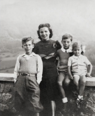 GiorgioArmani一家
哥哥Sergio Armani、母亲Maria Raimondi、Giorgio Armani、妹妹Rosanna Armani（由左至右）