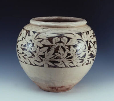 辽 赤峰窑白地黑彩划花牡丹纹罐
上海博物馆藏
