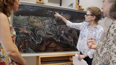 从左至右：梅根·丰塔内拉 (Megan Fontanella)、朱莉·巴滕 (Julie Barten) 和薇薇安·格林 (Vivien Greene) 与奥斯卡·科柯施卡 (Oskar Kokoschka) 的作品《游侠骑士》 (Knight Errant, 1914–15)。摄影：Stephan Knues…