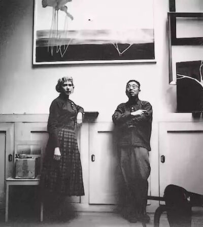 1956年，常玉与朱海伦在画室与这幅《荷花与金鱼》合影留念
