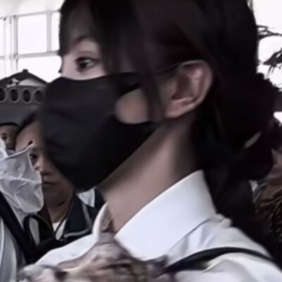 像暗杀似的绕到背后突然拥抱你