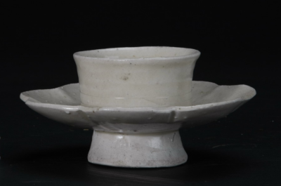 辽 龙泉务窑白釉花瓣盏托
首都博物馆
