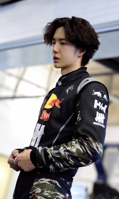 #王一博[超话]# · #85RACING#
「2026赛季季前测试 」
在重复中精进，于弯心处求索，专注前方！[打call]
今日测试结束，好好休息，明天继续～[收到]@王一博·YIBO ​​​