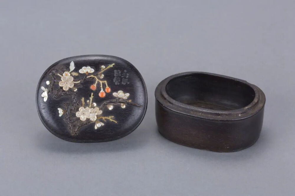 观复猫花神系列 画中文物
明晚期  紫檀百宝嵌梅花文字椭圆形小盒
观复博物馆藏
