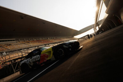 #王一博[超话]# · #85RACING#
「2026赛季季前测试 」
在重复中精进，于弯心处求索，专注前方！[打call]
今日测试结束，好好休息，明天继续～[收到]@王一博·YIBO ​​​