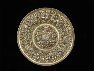 这件16世纪的银盘上浮雕着特洛伊围城战场景