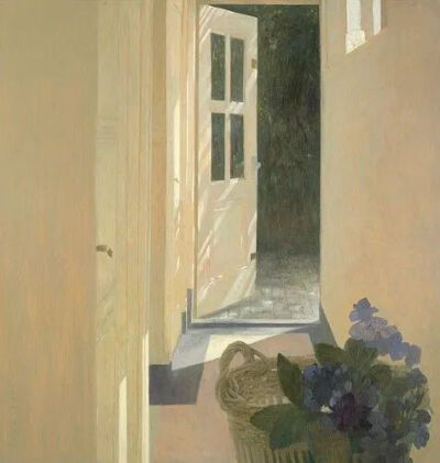 在荷兰画家Jan van der Kooi的油画中，仿佛可以听见微风和阳光窸窣的声音，墙壁、地板和窗帘的白色被阳光烘得发暖，大片慷慨的柔白色光影弥漫出诗意与沉静，画面中出现的鲜花、篮筐都显得那么悠然和恰当，传递出无尽…