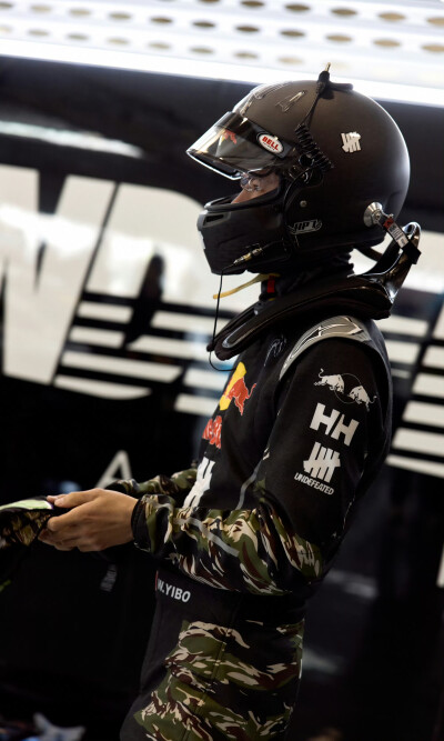 #王一博[超话]# · #85RACING#
「2026赛季季前测试 」
在重复中精进，于弯心处求索，专注前方！[打call]
今日测试结束，好好休息，明天继续～[收到]@王一博·YIBO ​​​