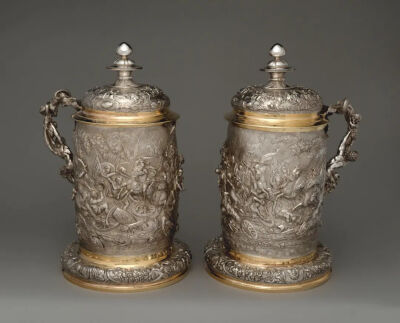 1824-1825年英国名匠爱德华·法雷尔创作了这对新文艺复兴风格的传世之作，镀金银杯身上的古典战役场景，令贵族们一见倾心 