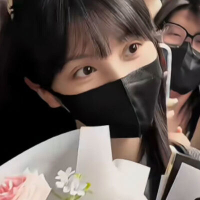 像暗杀似的绕到背后突然拥抱你