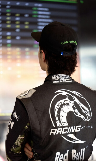 #王一博[超话]# · #85RACING#
「2026赛季季前测试 」
在重复中精进，于弯心处求索，专注前方！[打call]
今日测试结束，好好休息，明天继续～[收到]@王一博·YIBO ​​​