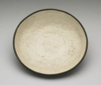 南宋 吉州窑白瓷莲塘游鱼纹盘
台北故宫博物院藏
