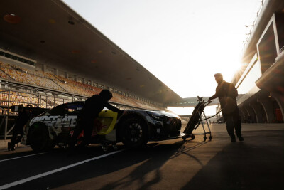 #王一博[超话]# · #85RACING#
「2026赛季季前测试 」
在重复中精进，于弯心处求索，专注前方！[打call]
今日测试结束，好好休息，明天继续～[收到]@王一博·YIBO ​​​