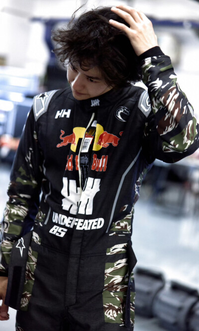 #王一博[超话]# · #85RACING#
「2026赛季季前测试 」
在重复中精进，于弯心处求索，专注前方！[打call]
今日测试结束，好好休息，明天继续～[收到]@王一博·YIBO ​​​