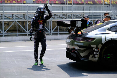 #王一博[超话]# · #85RACING#
「2026赛季季前测试 」
稳中求进，步步向前[努力]
沉浸，专注，在速度里找到平衡。@王一博·YIBO ​​​