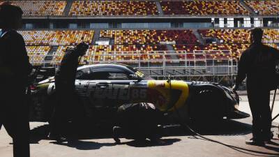 #王一博[超话]# · #85RACING#
「2026赛季季前测试 」
稳中求进，步步向前[努力]
沉浸，专注，在速度里找到平衡。@王一博·YIBO ​​​