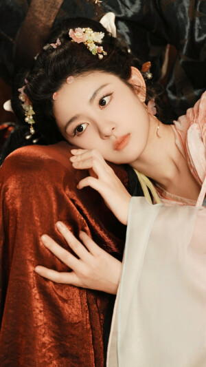 梁绛朱  在你眉梢种红豆  赵晴