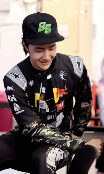 YIBO-OFFICIAL：
#85RACING#
「2026赛季季前测试DAY 2」
稳中求进，步步向前
沉浸，专注，在速度里找到平衡。@王一博·YIBO ​​​