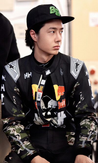 YIBO-OFFICIAL：
#85RACING#
「2026赛季季前测试DAY 2」
稳中求进，步步向前
沉浸，专注，在速度里找到平衡。@王一博·YIBO ​​​