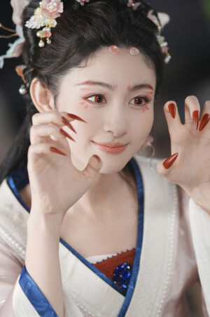 梁绛朱  在你眉梢种红豆  赵晴