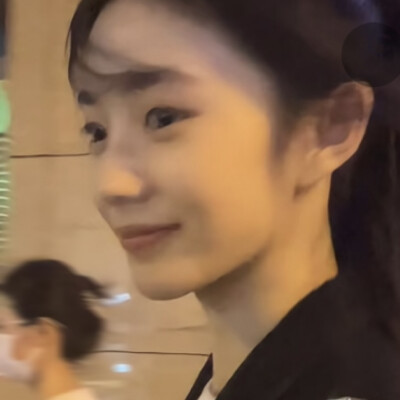 她的睫毛，弯的嘴角