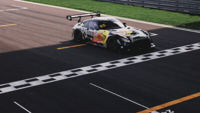 #王一博[超话]# · #85RACING#
「2026赛季季前测试 」
稳中求进，步步向前[努力]
沉浸，专注，在速度里找到平衡。@王一博·YIBO ​​​