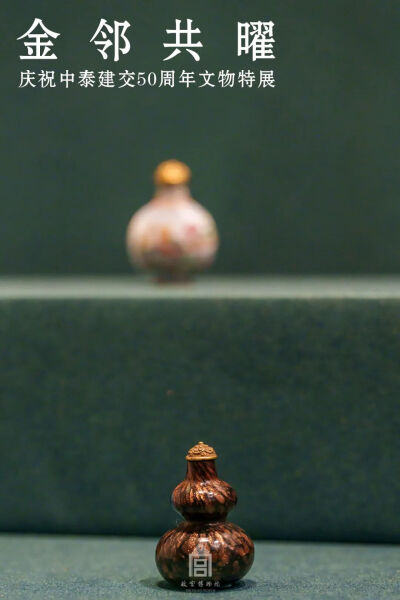 清 洒金星黑色玻璃葫芦式鼻烟壶故宫博物院藏