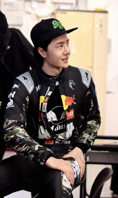 YIBO-OFFICIAL：
#85RACING#
「2026赛季季前测试DAY 2」
稳中求进，步步向前
沉浸，专注，在速度里找到平衡。@王一博·YIBO ​​​