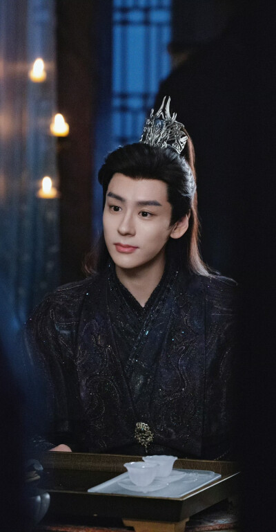 魏哲鸣《白日提灯》晏柯