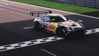 #王一博[超话]# · #85RACING#
「2026赛季季前测试 」
稳中求进，步步向前[努力]
沉浸，专注，在速度里找到平衡。@王一博·YIBO ​​​