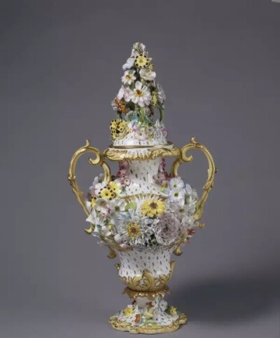 英国 1840年  带有洛可可风格的粉彩描金花瓶
英国维多利亚与阿尔伯特博物馆藏
