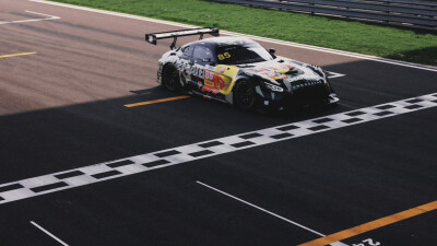 YIBO-OFFICIAL：
#85RACING#
「2026赛季季前测试DAY 2」
稳中求进，步步向前
沉浸，专注，在速度里找到平衡。@王一博·YIBO ​​​