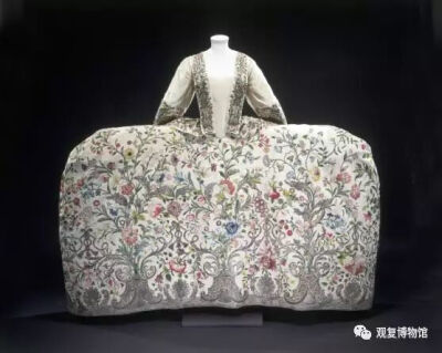 英国1740年-1745年   彩色真丝刺绣宫廷女服 
英国维多利亚与阿尔伯特博物馆藏
