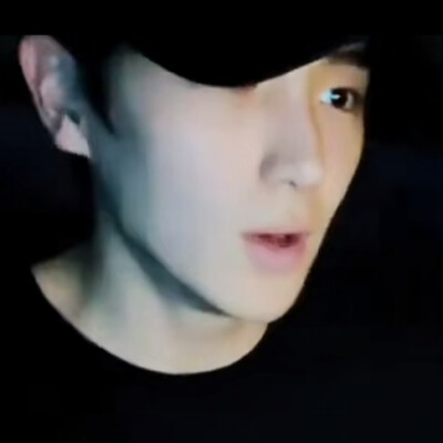 伯贤 (백현)《游乐园 (Amusement Park)》https://c6.y.qq.com/base/fcgi-bin/u?__=WCwlrr5uaG06 @QQ音乐