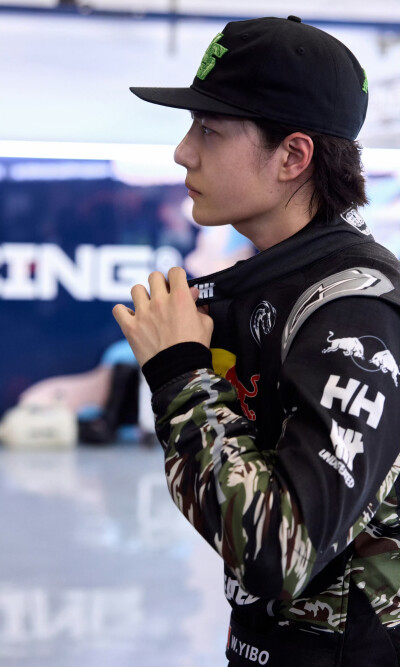 #王一博[超话]# · #85RACING#
「2026赛季季前测试 」
稳中求进，步步向前[努力]
沉浸，专注，在速度里找到平衡。@王一博·YIBO ​​​