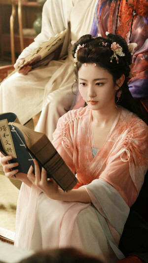 梁绛朱  在你眉梢种红豆  赵晴