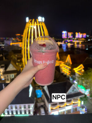 我就是喜欢装傻，装可爱，装无辜，装单纯，略略略。其实我聪明的很也坏的很，但是我就是喜欢装，装久了，我就忘记我的本性了。感觉自己每天好呆萌，好懵逼呀，怎么就活成这样了？好疑惑呀，好困惑？我就这样呆呆地望着这个世界，懵逼死了，所以，现在我真成了呆呆傻傻又有点可爱的小女孩了，你们欺负我，我就哭，对我好我就笑。同时我也是个小可怜，没人会喜欢这样的我。