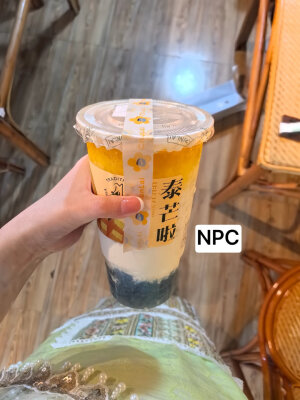 我就是喜欢装傻，装可爱，装无辜，装单纯，略略略。其实我聪明的很也坏的很，但是我就是喜欢装，装久了，我就忘记我的本性了。感觉自己每天好呆萌，好懵逼呀，怎么就活成这样了？好疑惑呀，好困惑？我就这样呆呆地望着这个世界，懵逼死了，所以，现在我真成了呆呆傻傻又有点可爱的小女孩了，你们欺负我，我就哭，对我好我就笑。同时我也是个小可怜，没人会喜欢这样的我。