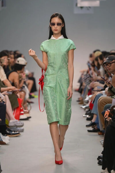 26年春夏秀场上的「红绿」搭配