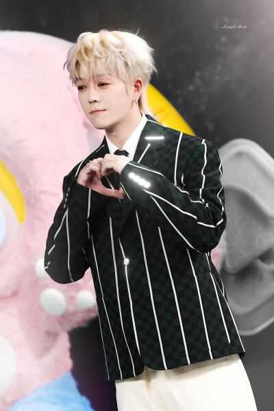 王栎鑫260329 QQ音乐超级巅峰之夜红毯
