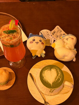 我就是喜欢装傻，装可爱，装无辜，装单纯，略略略。其实我聪明的很也坏的很，但是我就是喜欢装，装久了，我就忘记我的本性了。感觉自己每天好呆萌，好懵逼呀，怎么就活成这样了？好疑惑呀，好困惑？我就这样呆呆地望着这个世界，懵逼死了，所以，现在我真成了呆呆傻傻又有点可爱的小女孩了，你们欺负我，我就哭，对我好我就笑。同时我也是个小可怜，没人会喜欢这样的我。